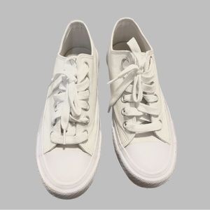 White NOBO canvas shoes